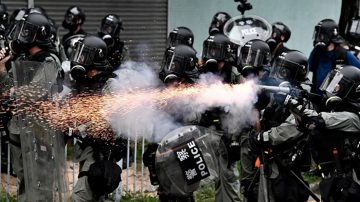 组图4：元朗727黑暗一夜 警方冲入车站打人