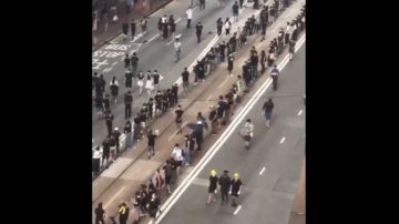 2公里人龍接力運物資 港人齊心團結感動網友（視頻）