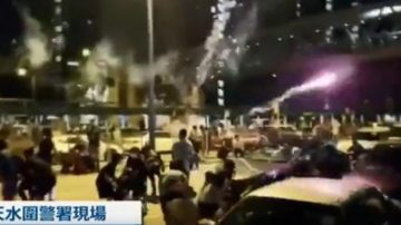 私家车放烟花炸伤抗议者 港警霰弹枪瞄准人群（多视频）