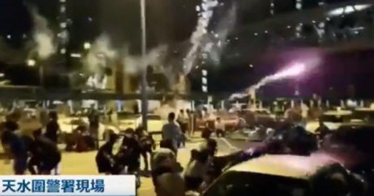 私家車放煙花炸傷抗議者 港警霰彈槍瞄準人群（多視頻）
