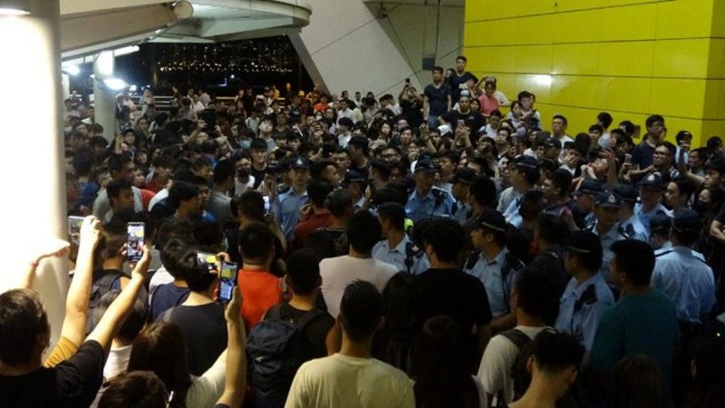 香港連儂牆新衝突 數百人對峙 兩退休警打人被拘