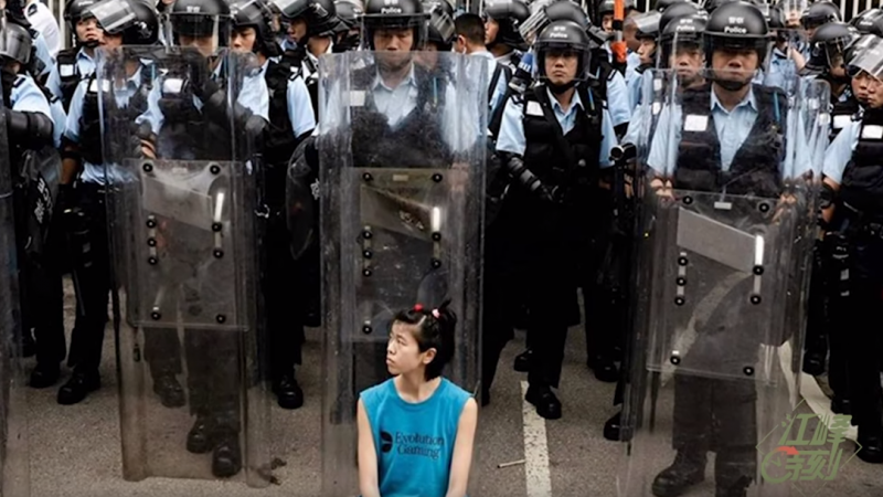 【江峰时刻】香港元朗白衣人背后的黑手；涂抹中联办 警察再次隐身