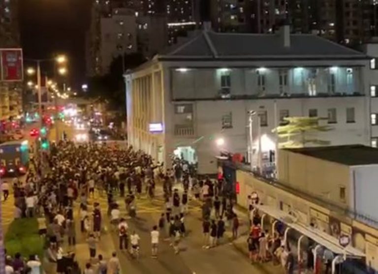 港浸大學生會長疑遭警掐頸 黃秋生臉書怒斥