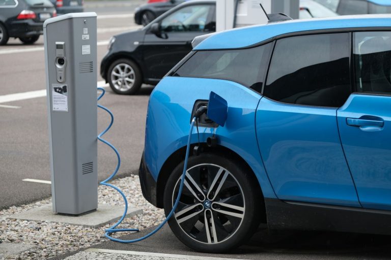 汽車維修問與答：汽車充電無需斷開電池