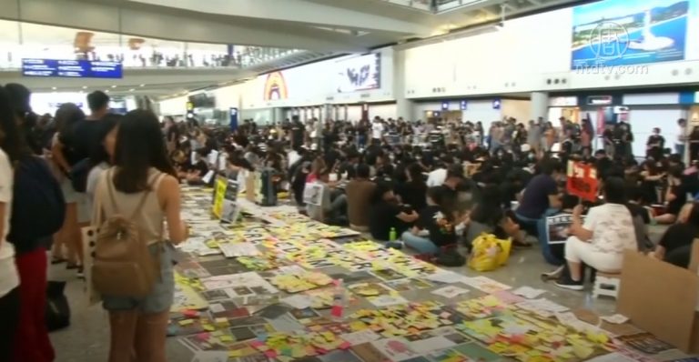 數千人香港機場抗議 民航局施壓國泰航空