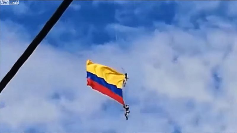哥倫比亞直升機秀 2士兵掛高空繩斷墜地亡