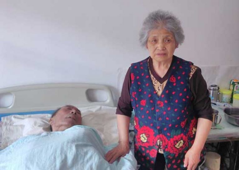 八旬法輪功學員遭綁架 癱瘓老伴無人照料