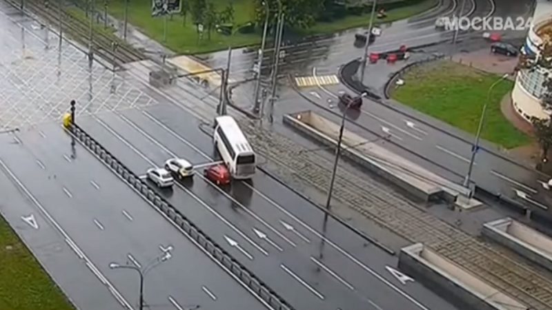 游莫斯科 中国游客巴士撞电线杆酿11伤