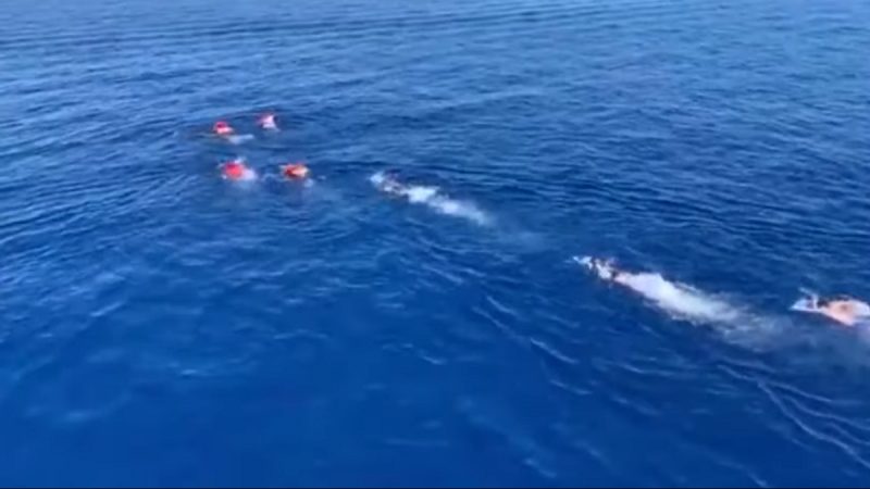 意大利不让救援船靠岸 移民跳海游向岸遭阻[影]