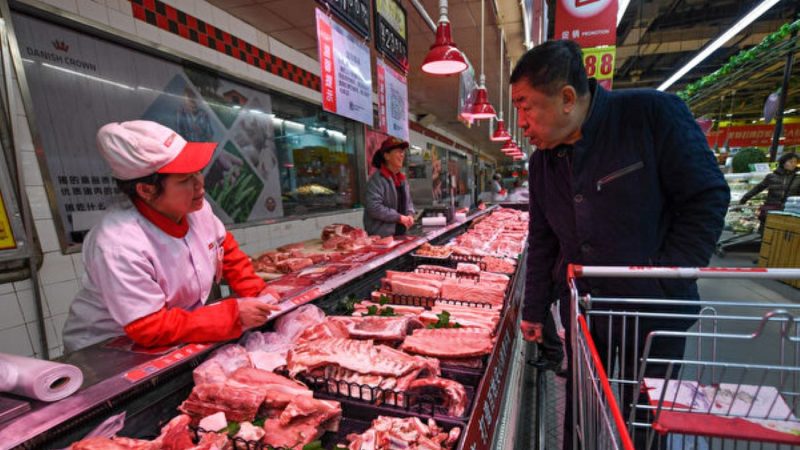 限制进口加非洲猪瘟 中国猪肉价年涨75%