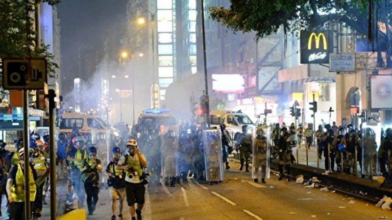 香港催淚彈下的遊行 前線學生感人畫面（視頻）