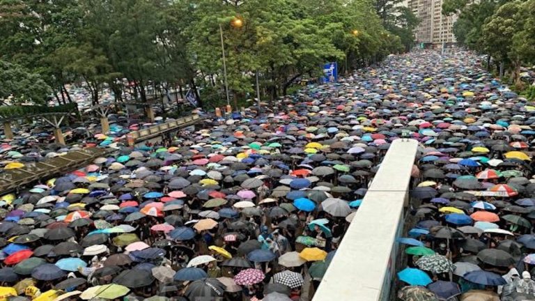 170萬港人無懼風雨 示威者：不願共黨迫害我們