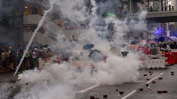 《石濤聚焦》今晚港警開了第一槍 老人跪求被踢開 兩名英警司再出頭 水砲車出動 港鐵配合包抄封堵式清場 暴警失控