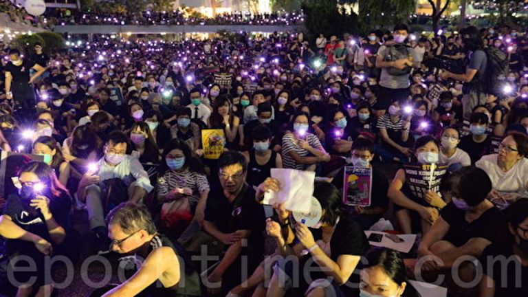 3萬港人聚中環 抗議港警涉性暴女示威者