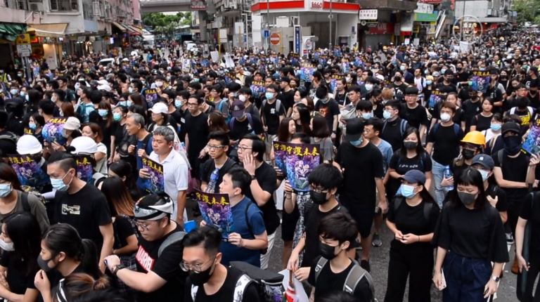 香港「旺角再遊行」警方入夜大放催淚彈清場