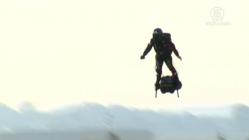 法國飛人駕空中滑板 成功飛越英吉利海峽