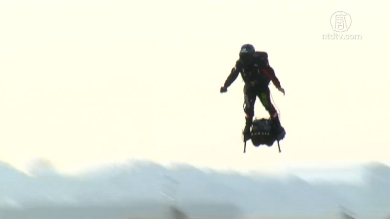 法国飞人驾空中滑板 成功飞越英吉利海峡