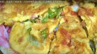 尖椒午餐肉煎鸡蛋 香味四溢（视频）