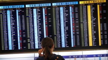 香港机场恢复作业 今仍逾200班机取消