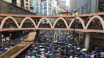 《石濤聚焦》「170萬港人冒雨撐傘-和理非 比6.16更震撼」中共的「亂港四人幫」中3位在場
