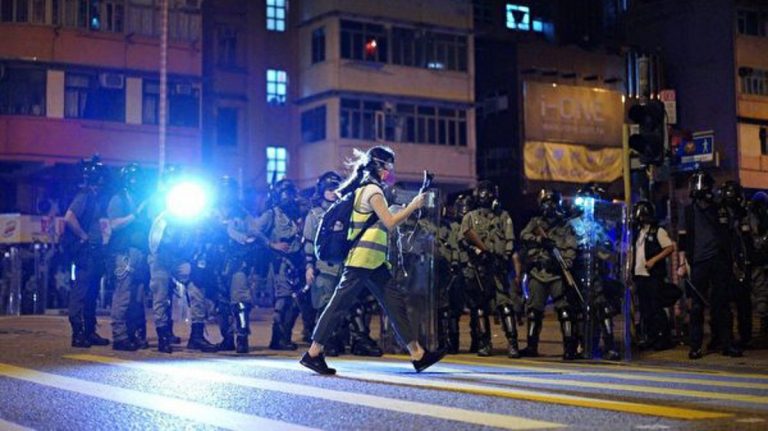 新唐人香港直播 記者親歷強力催淚瓦斯
