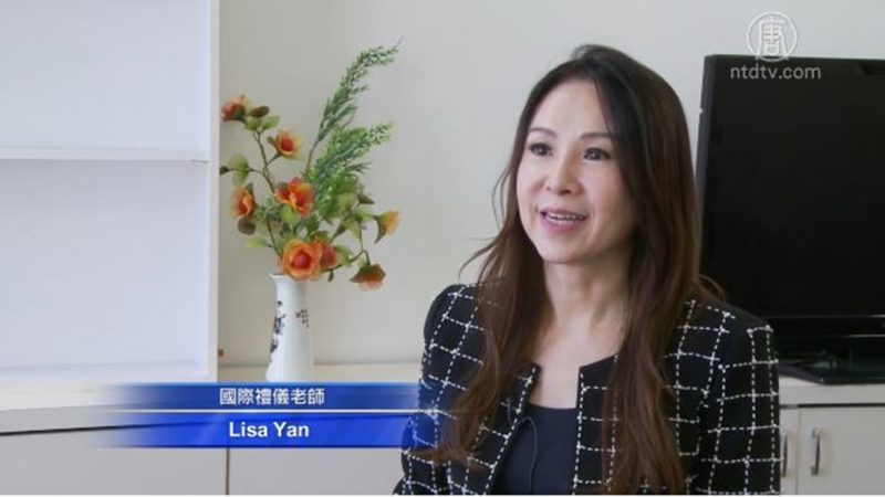 國際禮儀老師：乘坐電梯要面朝外面