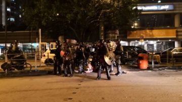 港警抓女示威者掀裙扯裤 民众怒围警署谴责性暴力
