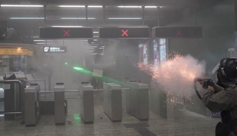 港警失控衝入地鐵站射彈 輿論震驚怒斥用心險惡