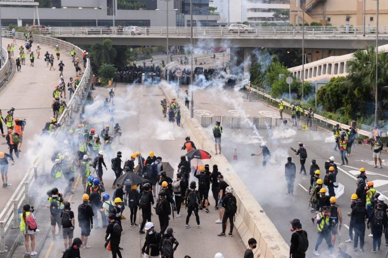 拒監控！港示威拉倒智慧燈柱 觀塘遊行警民爆衝突