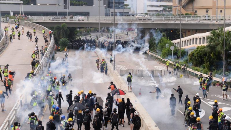 拒监控！港示威拉倒智慧灯柱 观塘游行警民爆冲突