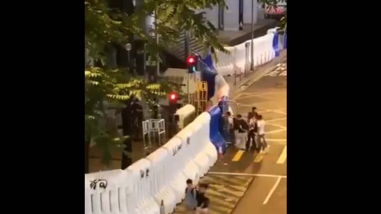 港警冒充示威者鐵證:實拍黑衣人午夜返回警總