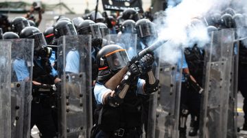 港警惹眾怒「人人喊打」 多地興起「拖鞋革命」
