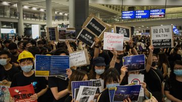 港人连3天“万人接机”集会 香港机场同步实施管制