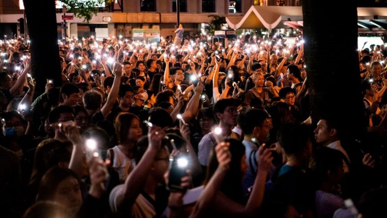 香港公務員首次集會 數萬人向政府問責