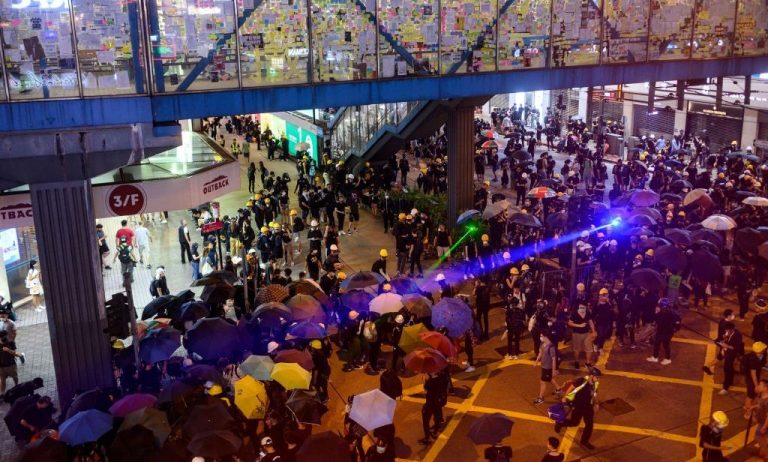 香港浸大學生買觀星筆被捕 千人圍警署怒斥白色恐怖
