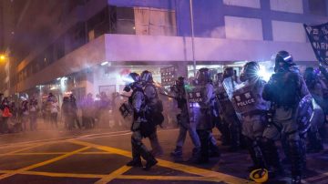 十数万港民“似水”多点示威   警伤将军澳街坊惹众怒