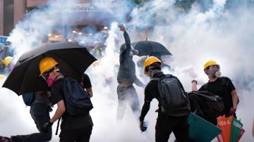 香港大三罢七区集会 再占夏悫道警释放催泪弹