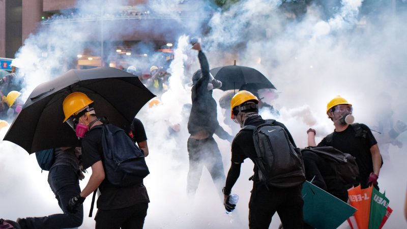 香港大三罷七區集會 再佔夏慤道警釋放催淚彈