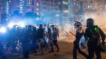 不止肚皮发暗号？香港议员又找到“外国势力”