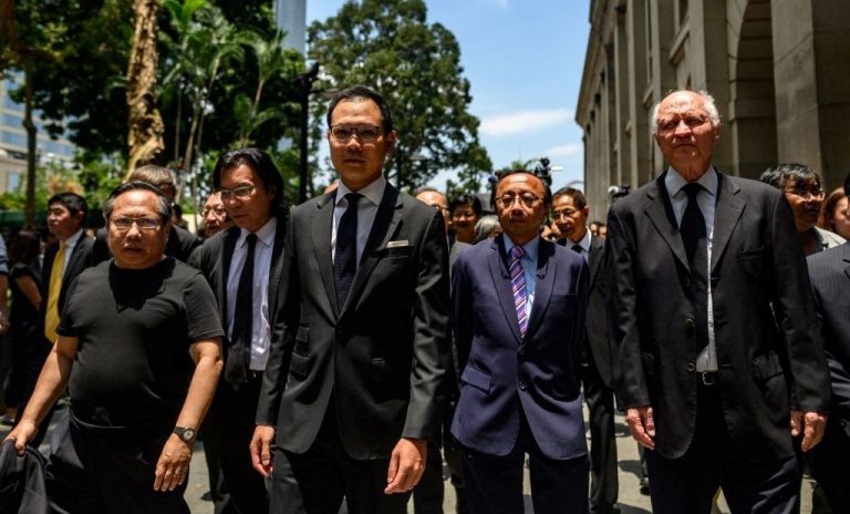 香港法律界數千人黑衣遊行 反對律政司政治檢控