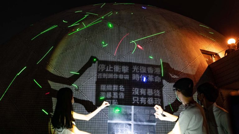 學生購觀星筆被捕發酵 各界質疑港警製造白色恐怖