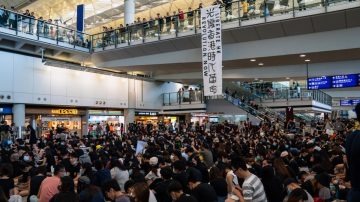 【更新】反送中8.9机场集会 示威者静坐抗议