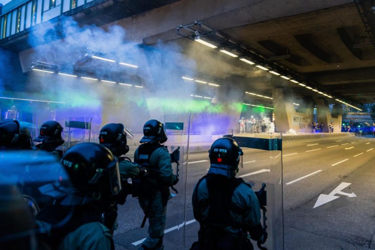 【更新】大埔遊行變打「游擊」警施催淚彈雨