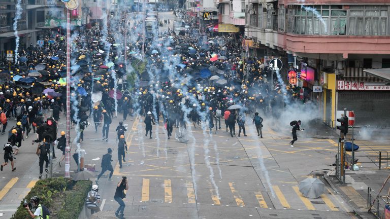 【新聞看點】香港飛出黑天鹅 大陸人翻牆围观