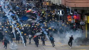 【禁闻】荃葵青游行 港警首次开左轮手枪