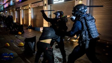 【禁闻】陆警扮港警 地铁内扫射人群 引众怒