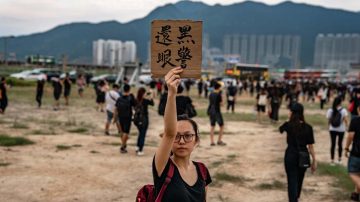 央视拿五毛谣言当新闻 为港警射爆少女眼球洗地