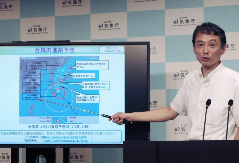超大型颱風柯羅莎逼近日本 陸空交通受阻