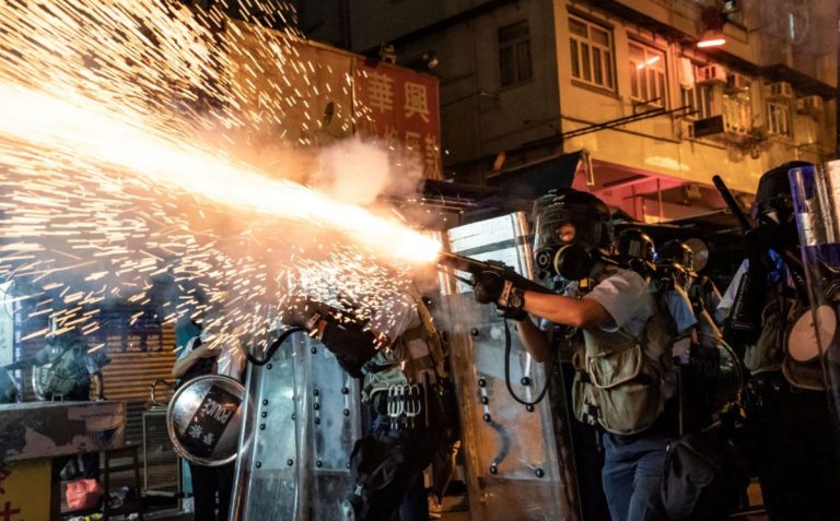 港警「鬼節」亂射催淚彈後 民眾怒罵中共