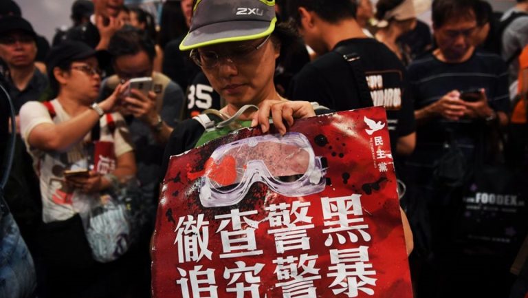 【今日點擊】港警病房內暴打62歲男子下體 自稱「黑警就是這麼做事的」